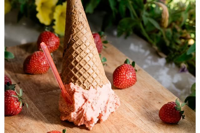 Strawberry gelato σε βαφλόκωνο με φρέσκες φράουλες