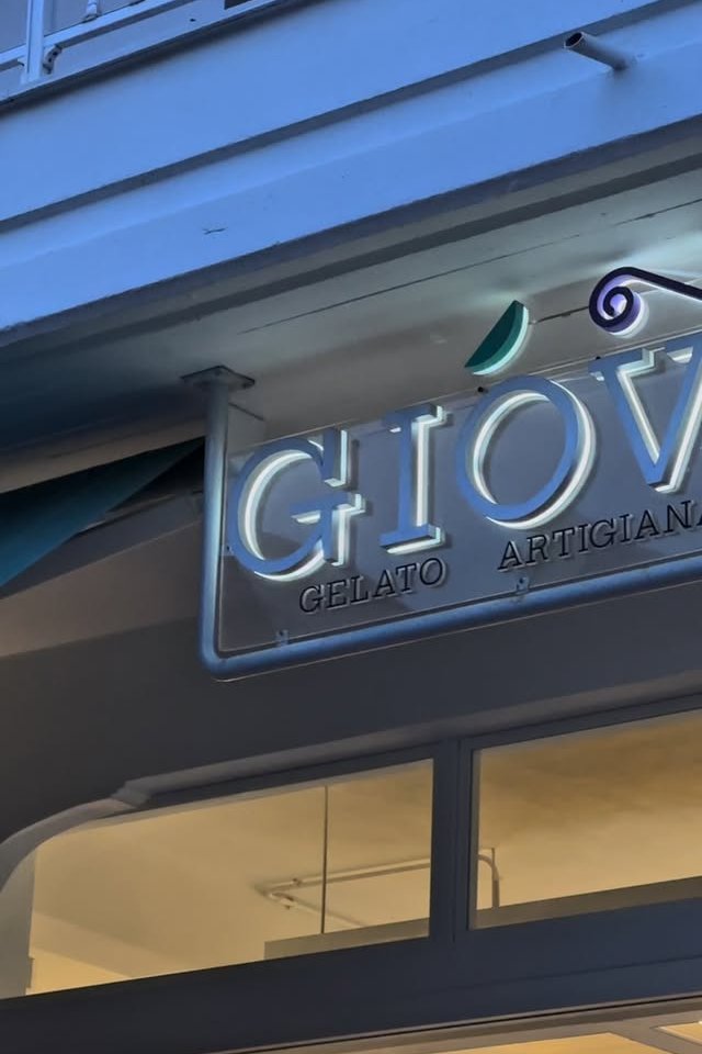 Η βιτρίνα του GIÓVA Gelato στο Αρκούδι