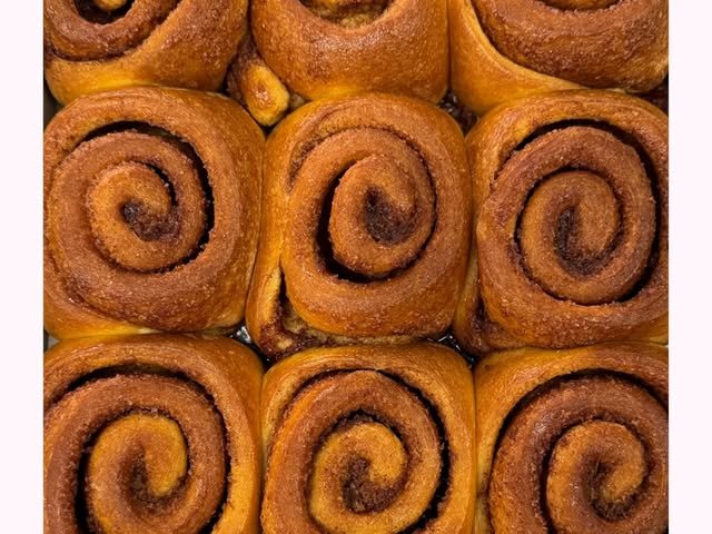 Φρεσκοψημένο cinnamon roll με γλάσο, κοντινό