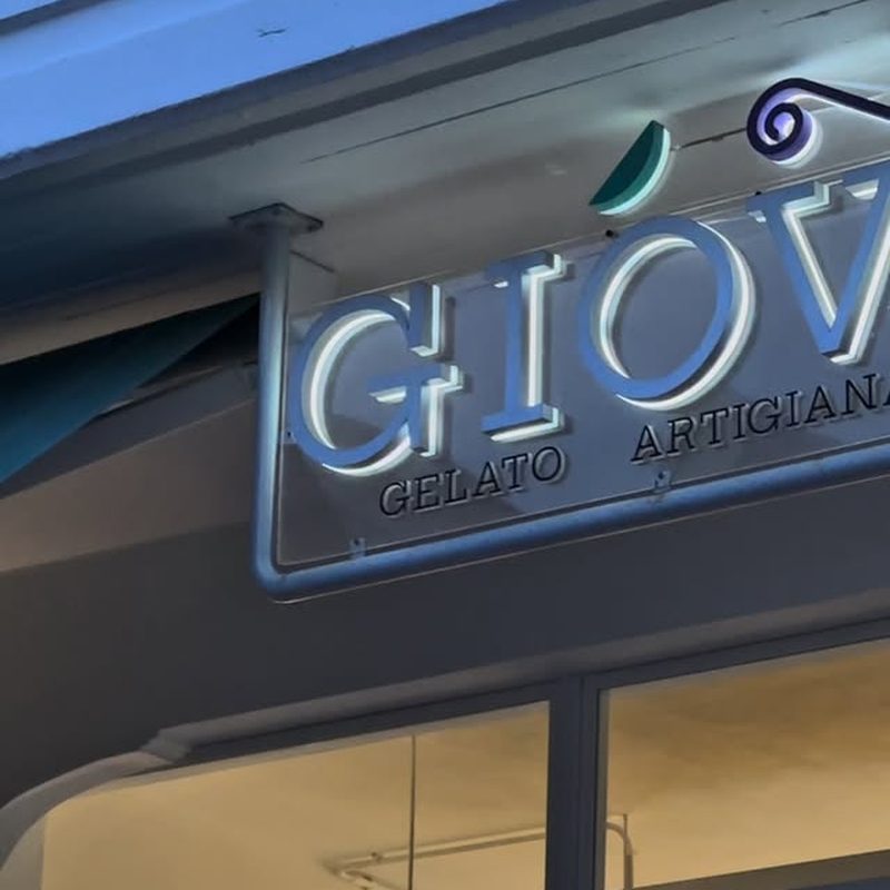 Η βιτρίνα του GIÓVA Gelato στο Αρκούδι
